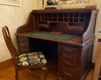 Antique roll-top desk with dual pullout boards & 10 drawers + 2 sliding pencil drawers 