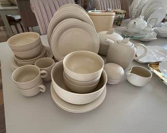 CHINA DINNERWARE SET