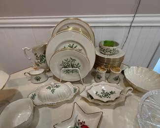 LENOX XMAS DINNERWARE