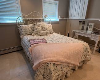 QUEEN BED