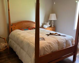 Pencil post queen bed 