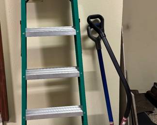 Werner 6-Foot Aluminum Step Ladder with 2 Shovels