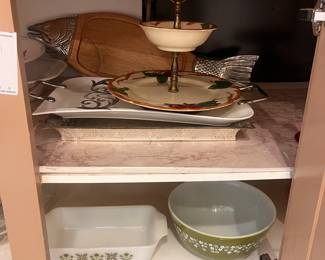  Vintage Pyrex Kitchenware Lot and Assorted Serving Dishes and Bowls