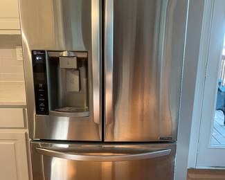 LG FRIDGE WITH WATER AND ICE DISPENSER 