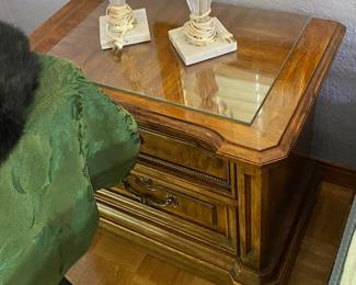 Vintage 2 drawer wood nightstand.