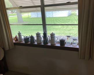 Old enamel coffee pots white and gray
Tin lunch pails and syrup pitchers