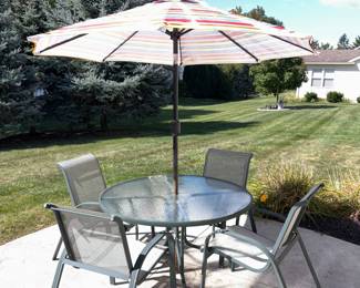 Outdoor Dining Set w/Umbrella!