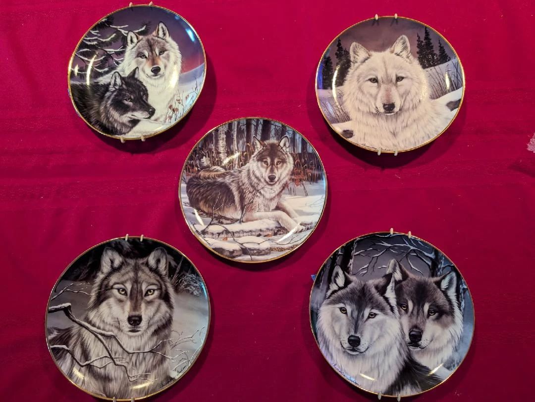 8" WOLF PLATES COLLECTABLE