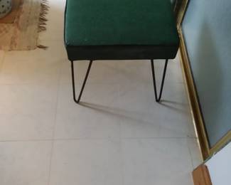 Cute vintage seat! 
