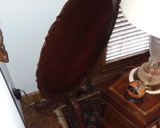 Chippendale style tilt top, pie crust tea table 