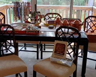 Kindel table with 6 chairs, 2 leaves plus pads