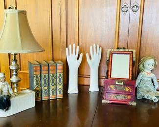 antique porcelain glove molds, lacquered chinois folding chest with mirror, occupied Japan lamp, set of 4 Robert E Lee historical book set