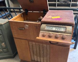 Vintage Stereo in Wood Cabinet
