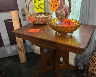 Vintage Side Table - Lamp - Baskets