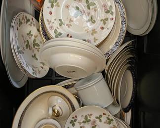 Wedgewood Wild Strawberry dining set