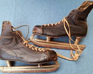 ICE SKATES