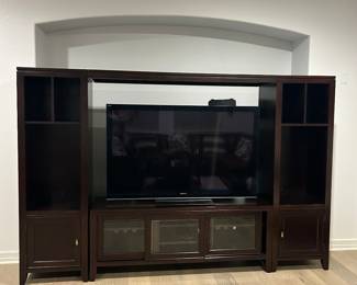 THIS ENTERTAINMENT CENTER IS BEING SOLD BY THE NEIGHBOR.   TV NOT INCLUDED