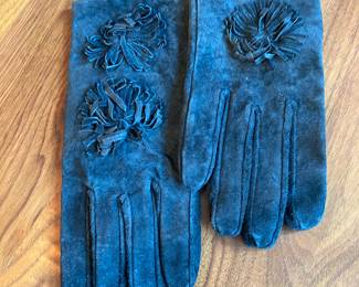 Carolina Amato/blue suede gloves/unworn