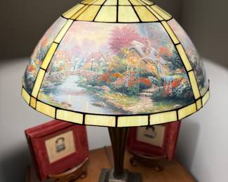 THOMAS KINKADE ‘LAMPLIGHT BRIDGE’ STAINED GLASS TABLE LAMP