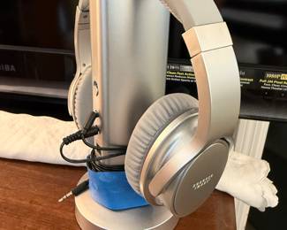 CORDLESS HEADPHONES