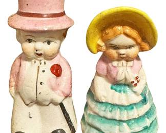 ColonialStyle Couple Salt Pepper Shakers