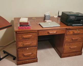 It's "back to school time". This oak desk is in excellent condition