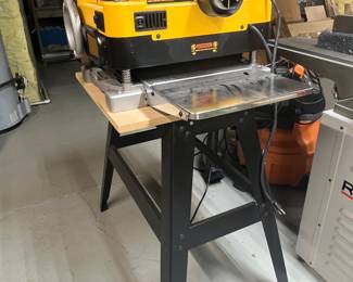 DEWALT HEAVY-DUTY PORTABLE THICKNESS PLANER