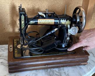 Vintage Singer sewing machine in mint condition