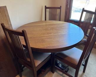 Stickley round table with 2 leaves