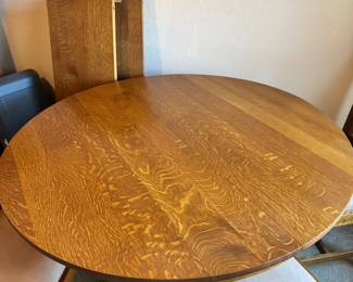 Stickley round table with 2 leaves