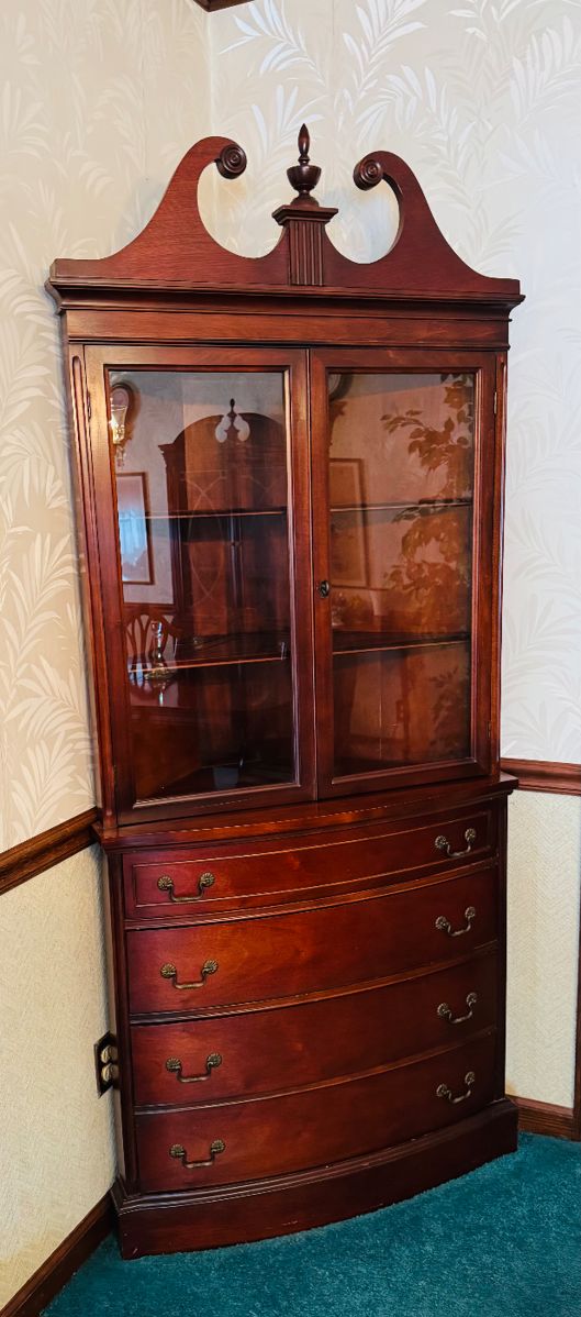 Corner cabinet