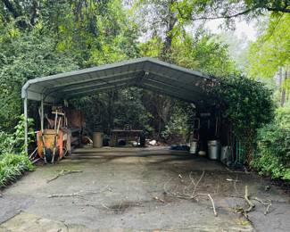 There are 2 outbuildings for plundering.