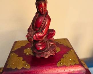 Chinese statuette of Guanyin seated in hand-carved 
