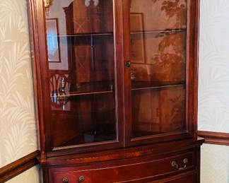 Corner cabinet