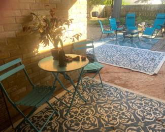 Very nice patio set, lounge chairs