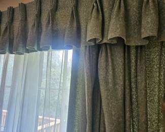 Dining room drapery in good condition and available for sale.  Decorate with a piece of History Pinch pletes