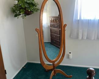 Free-standing mirror
