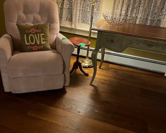 Antique desk , rocker chair in great condition…

*lamp
Is sold 