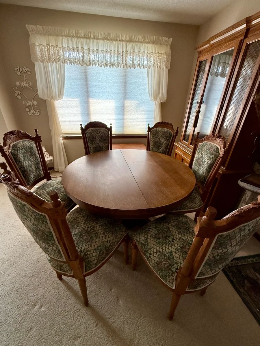 6 chairs and pedestal table