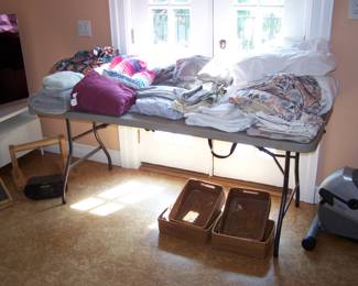 TABLE OF BEDDING & BASKETS