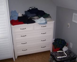 WHITE CHEST OF DRAWERS