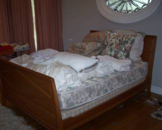 QUEEN BED & BEDDING