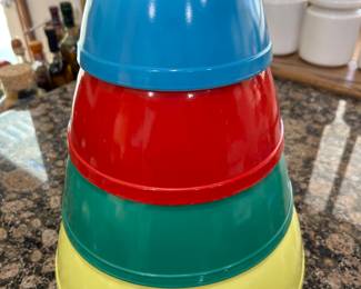 Vintage Pyrex mixing bowls. 