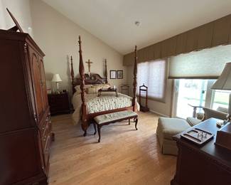 Gorgeous five piece Thomasville bedroom suite. Must see !! 