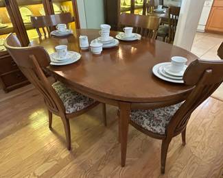 Beautiful Thomasville dining table with four chairs, leaves and protective cover. 