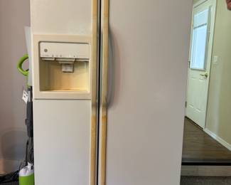 Side by side freezer refrigerator