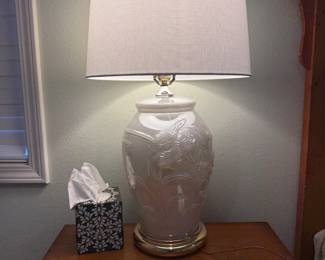 Pearlized white and white Table lamp