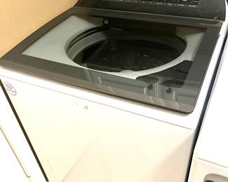 Whirlpool washer in great working condition. *Will need to have a new lid due to a crack at the hinge*