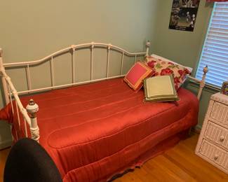 Iron trundle daybed