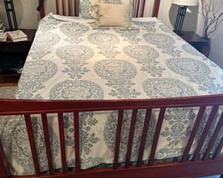 Queen size bedframe